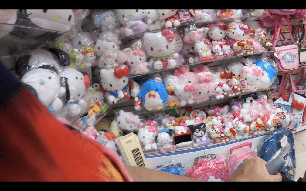ハワイのカハラモールにあるサンリオショップでキティちゃんグッズなどを散策 Goproアングル シリュタビ 子ども４人の旅育 旅行記